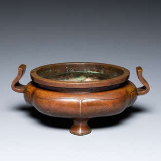 Een Chinese driepotige bronzen wierookbrander in lotusvorm, late Ming of vroege Qing