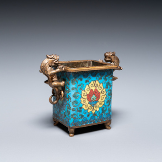 Een Chinese cloisonné wierookbrander met chilong handgrepen, late Ming of vroege Qing