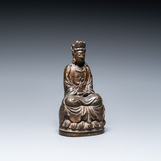 Een Sino-Tibetaanse gelakte en vergulde bronzen Boeddha, late Ming of vroege Qing