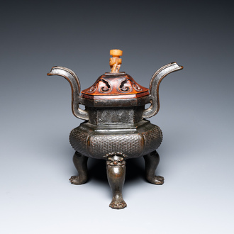 Een Chinese driepotige bronzen wierookbrander met deksel in jade en hout, gedateerd 1477, Chenghua