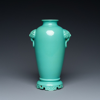 Een Chinese monochrome turquoise vaas, Qianlong merk maar wellicht Republiek