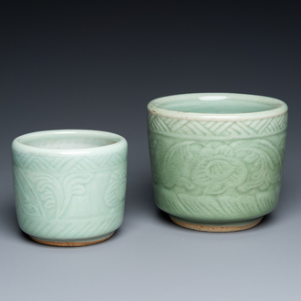 Twee Chinese celadon penselenbekers met onderglazuur decor, 19e eeuw