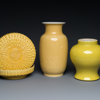 Deux vases et une boîte couverte en porcelaine de Chine en jaune monochrome, 19/20ème