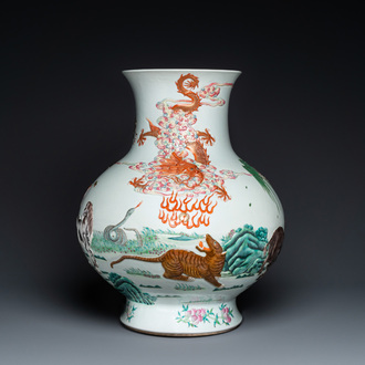 Important vase en porcelaine de Chine famille rose à décor en relief des 'douzes animaux du zodiac chinois', marque de Qianlong, 19ème