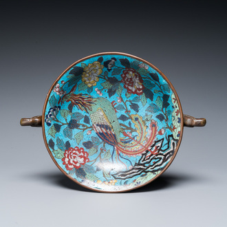 Een Chinese driepotige cloisonné 'feniks' kom met olifantenkoppen als handgrepen, Qianlong/Jiaqing