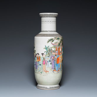 Vase de forme rouleau en porcelaine de Chine famille rose, marque de Qianlong, République