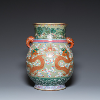 Grand vase de forme 'hu' à décor de dragons en porcelaine de Chine famille rose à fond céladon, 19ème