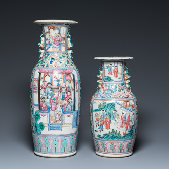 Deux vases en porcelaine de Chine famille rose à décor de scènes de cour, 19ème