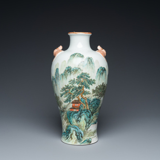 Een Chinese famille verte 'meiping' vaas met een fijn landschap, Republiek