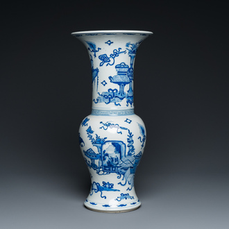 Een ongewone Chinese blauw-witte 'yenyen' vaas met antiquiteiten, Kangxi