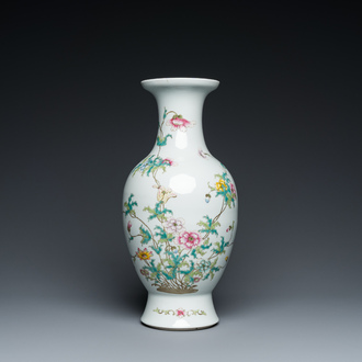 Vase en porcelaine de Chine famille rose à décor floral, marque de Qianlong, 19/20ème