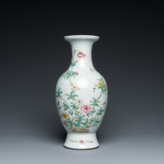 Een Chinese famille rose vaas met floraal decor, Qianlong merk, 19/20e eeuw