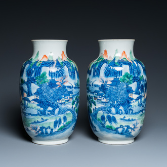 Paire de vases en porcelaine de Chine famille verte à décor de paysages, marque de Yongzheng, 19/20ème