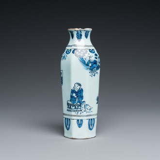 Een Delftse blauw-witte octagonale chinoiserie vaas, 17e eeuw