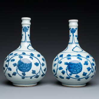 Een paar Chinese blauw-witte apothekersflessen met pioenslingers, Kangxi