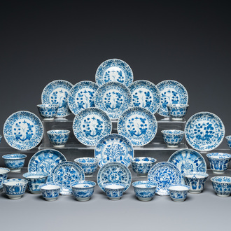 23 Chinese blue and white cups and 17 saucers, 19th C.