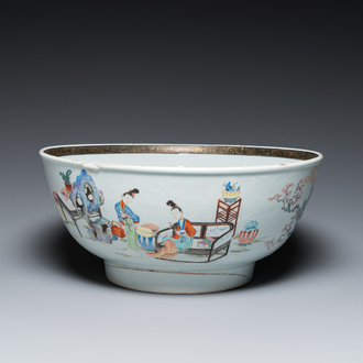 Grand bol en porcelaine de Chine famille rose à décor de femmes et d'enfants jouant, Yongzheng