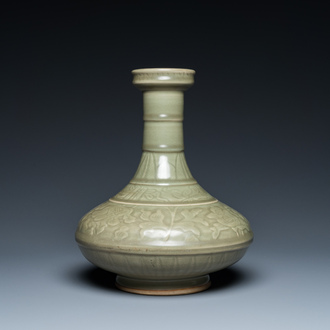 Een Chinese flesvormige celadon vaas met onderglazuur decor, wellicht Qianlong