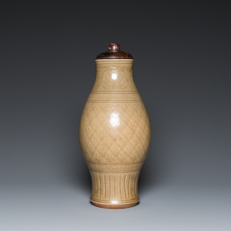 Vase en porcelaine de Chine céladon de Longquan à décor incisé, Yuan ou postérieur
