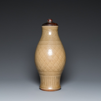 Een Chinese Longquan celadon vaas met onderglazuur decor, Yuan of later