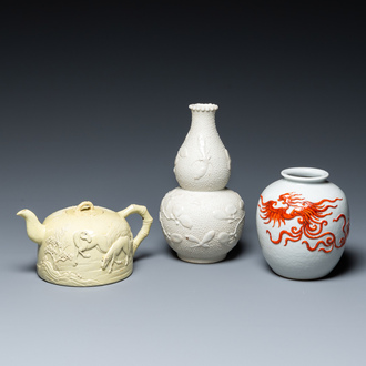 Deux vases et une théière en biscuit émaillé et porcelaine, Chine, 20ème