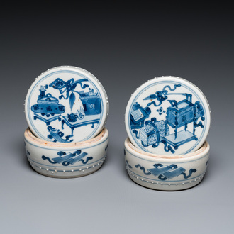 Paire de boîtes couvertes en porcelaine de Chine en bleu et blanc à décor d'antiquités, Kangxi