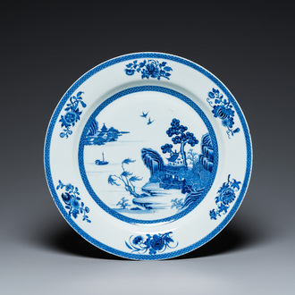 Een grote Chinese blauw-witte schotel met een fijn landschap, Qianlong