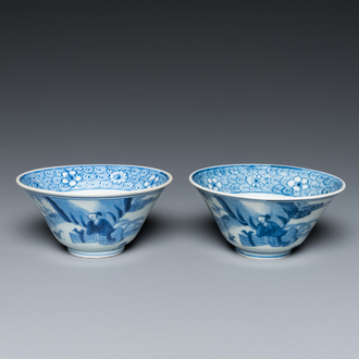 A pair of Chinese blue and white bowls, 18/19th C.