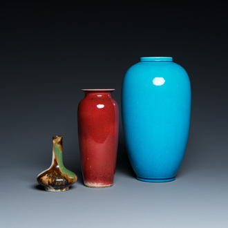 Deux vases en porcelaine de Chine monochrome et un à émail flambé, 19/20ème