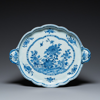 Een groot Chinees blauw-wit dienblad met rocaille handgrepen, Qianlong