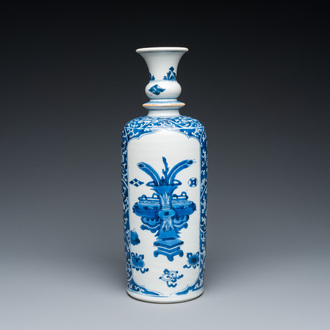 Een Chinese blauw-witte rouleau vaas met decor van antiquiteiten, Kangxi