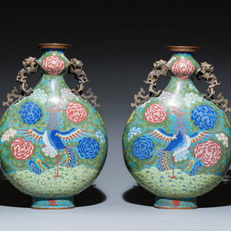 Een paar Chinese cloisonné 'bianhu' vazen met feniksen, Jiaqing