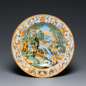 Een grote 'hertenjacht' schotel in polychrome Italiaanse majolica, Patanazzi atelier, Urbino, ca. 1579