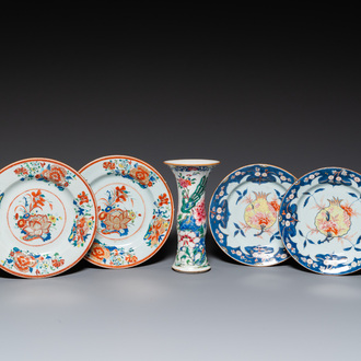 Deux paires d'assiettes et un vase en porcelaine de Chine famille rose, Qianlong