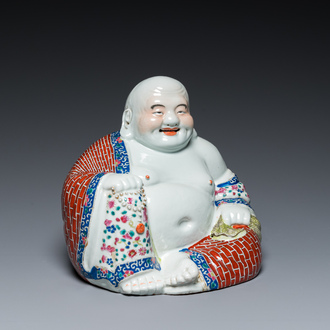 Bouddha en porcelaine de Chine famille rose, marque en creux, 19/20ème