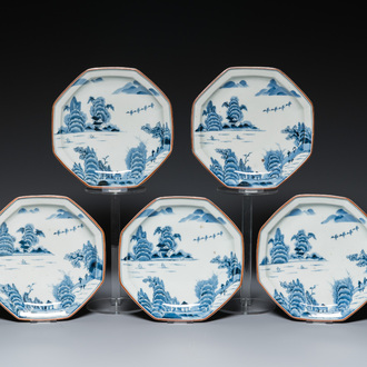 Vijf blauw-witte Japanse Arita octagonale borden voor de theeceremonie, Edo, 18e eeuw