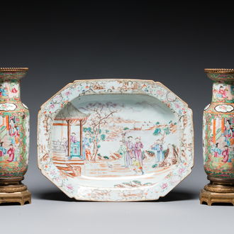 Een Chinese octagonale schotel met mandarijns decor en een paar Canton famille rose vazen met monturen, Qianlong en 19e eeuw