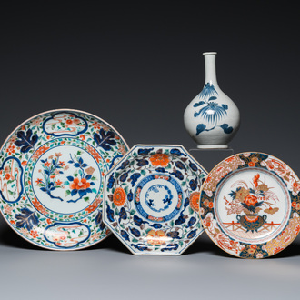 Three Japanese porcelain dishes and a vase, Edo, 17/19th C.