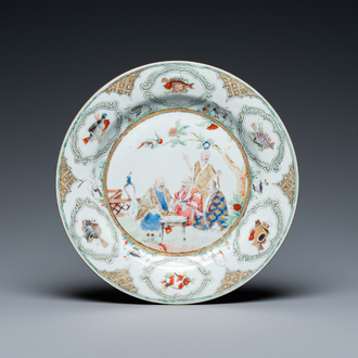 Assiette en porcelaine de Chine famille rose d'après Cornelis Pronk: 'La visite du docteur', Qianlong