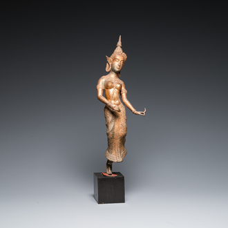 Een Thaise vergulde bronzen sculptuur van een Khon danseres, 19e eeuw