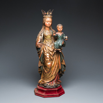 Een grote Vlaamse gepolychromeerde houten sculptuur van de Madonna met Kind, 16/17e eeuw