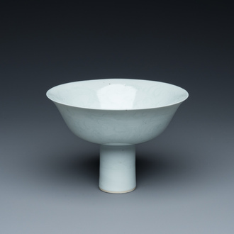 Een Chinese monochrome witte stem cup met anhua drakendecor, Qianlong merk, 18/19e eeuw