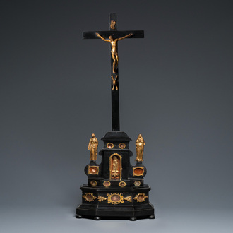 Een gezwarte houten crucifix-reliekhouder met vergulde bronzen corpus, Duitsland of Italië, 17/18e eeuw