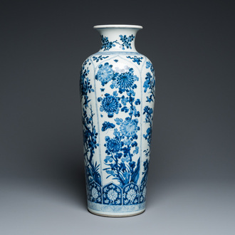 Grand vase de forme rouleau en porcelaine de Chine en bleu et blanc à décor floral, Kangxi