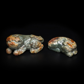 Deux lions bouddhistes en jade céladon taché de rouille, Chine, Qing