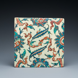 Carreau en faïence d'Iznik à décor de nuages et fleurs, la Turquie, 2ème moitié du 16ème