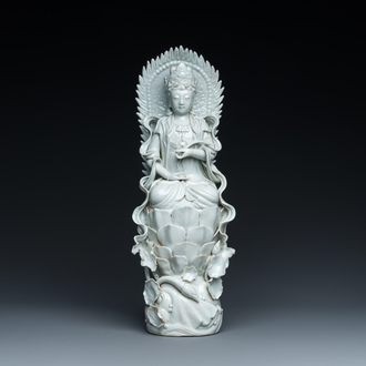 Een Chinese blanc de Chine sculptuur van Guanyin op een lotustroon, 19/20e eeuw
