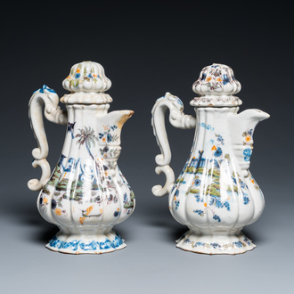 Twee polychrome Italiaanse koffiekannen met deksels, Pesaro, 18e eeuw