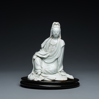 Een Chinese Dehua blanc de Chine sculptuur van Guanyin, He Zhang Yong Yin 何章用印 merk, Kangxi