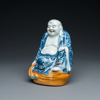 Bouddha en porcelaine de Chine en bleu et blanc, marque de Wei Hong Tai Zao 魏洪泰造, République